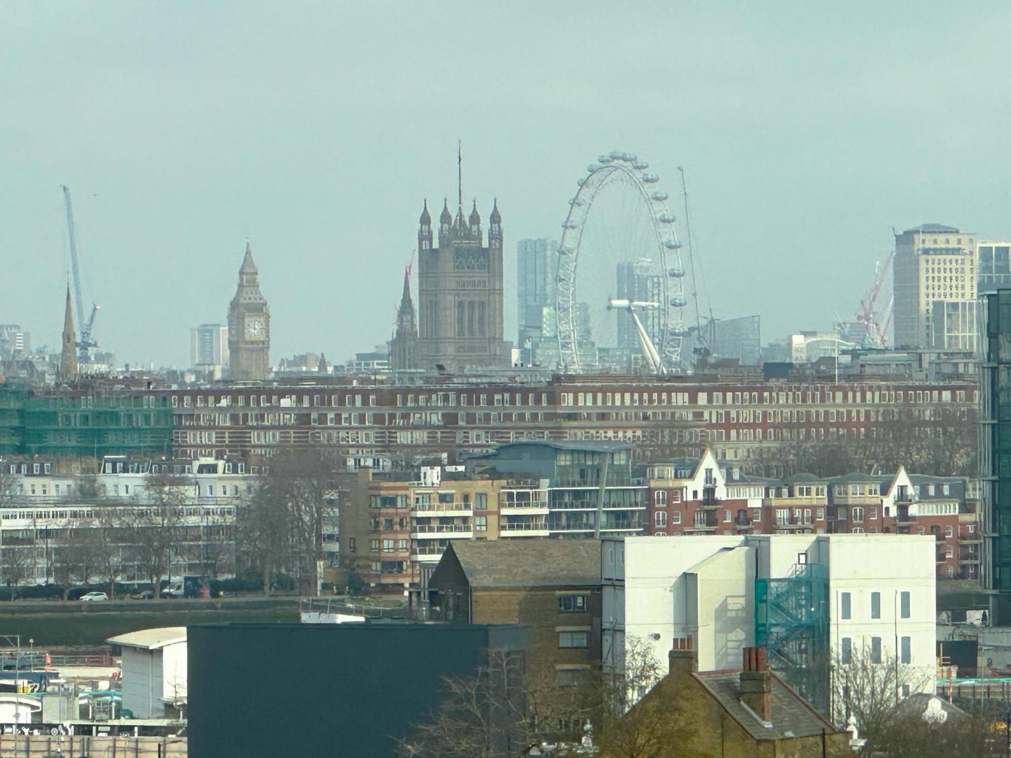 3 Bedroom Penthouse With Private Terrace, Battersea, Nine Elms Apartment *
