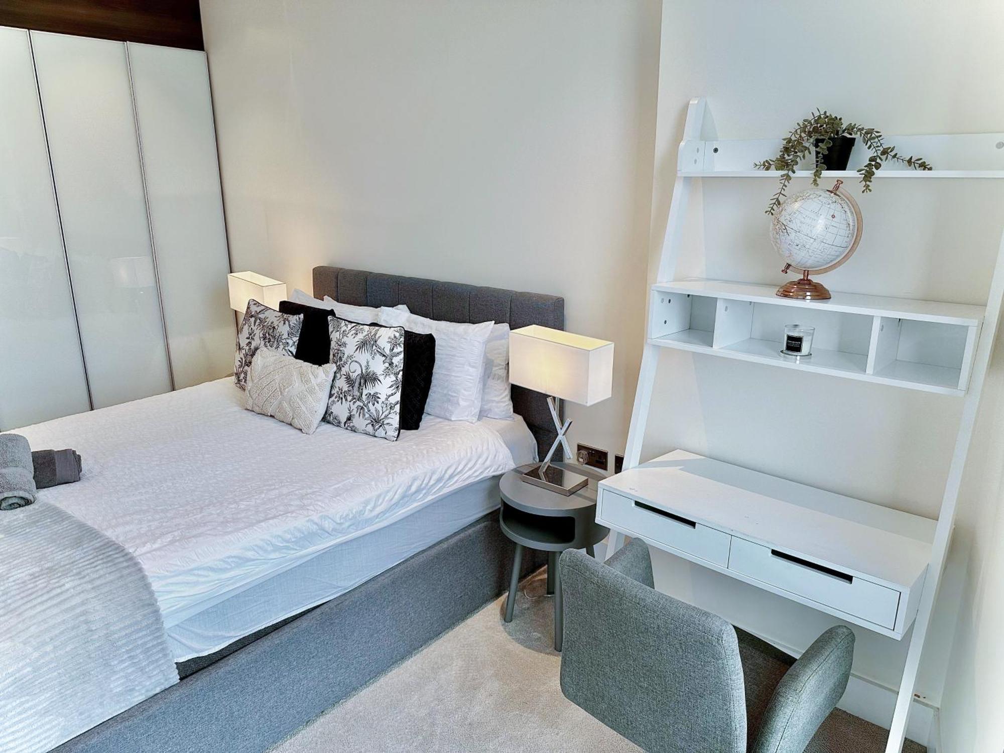 3 Bedroom Penthouse With Private Terrace, Battersea, Nine Elms Apartment *