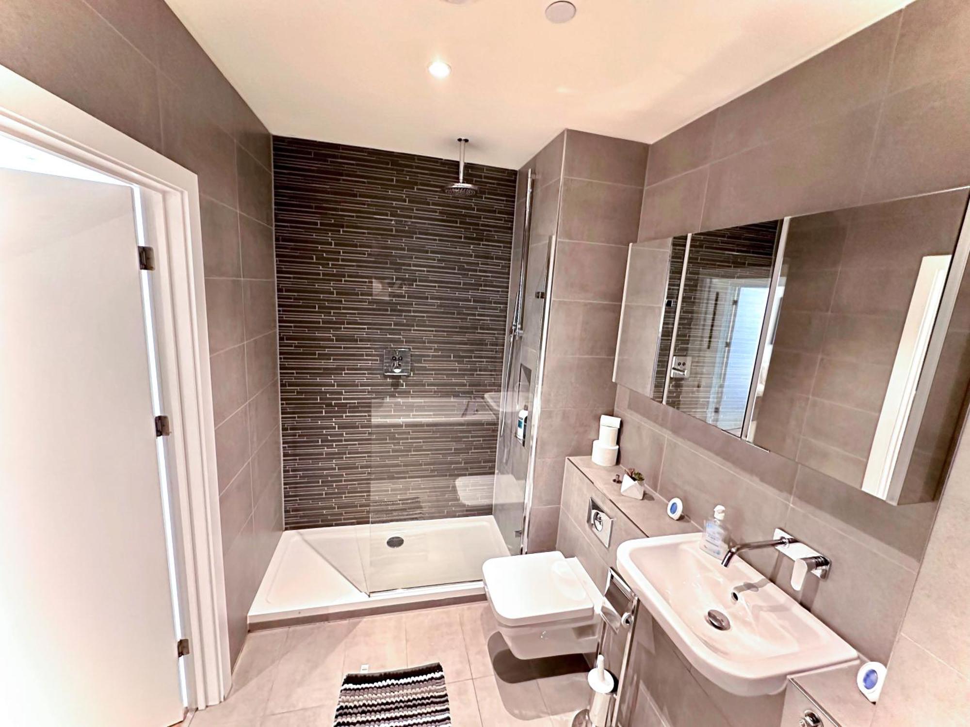 3 Bedroom Penthouse With Private Terrace, Battersea, Nine Elms Apartment *