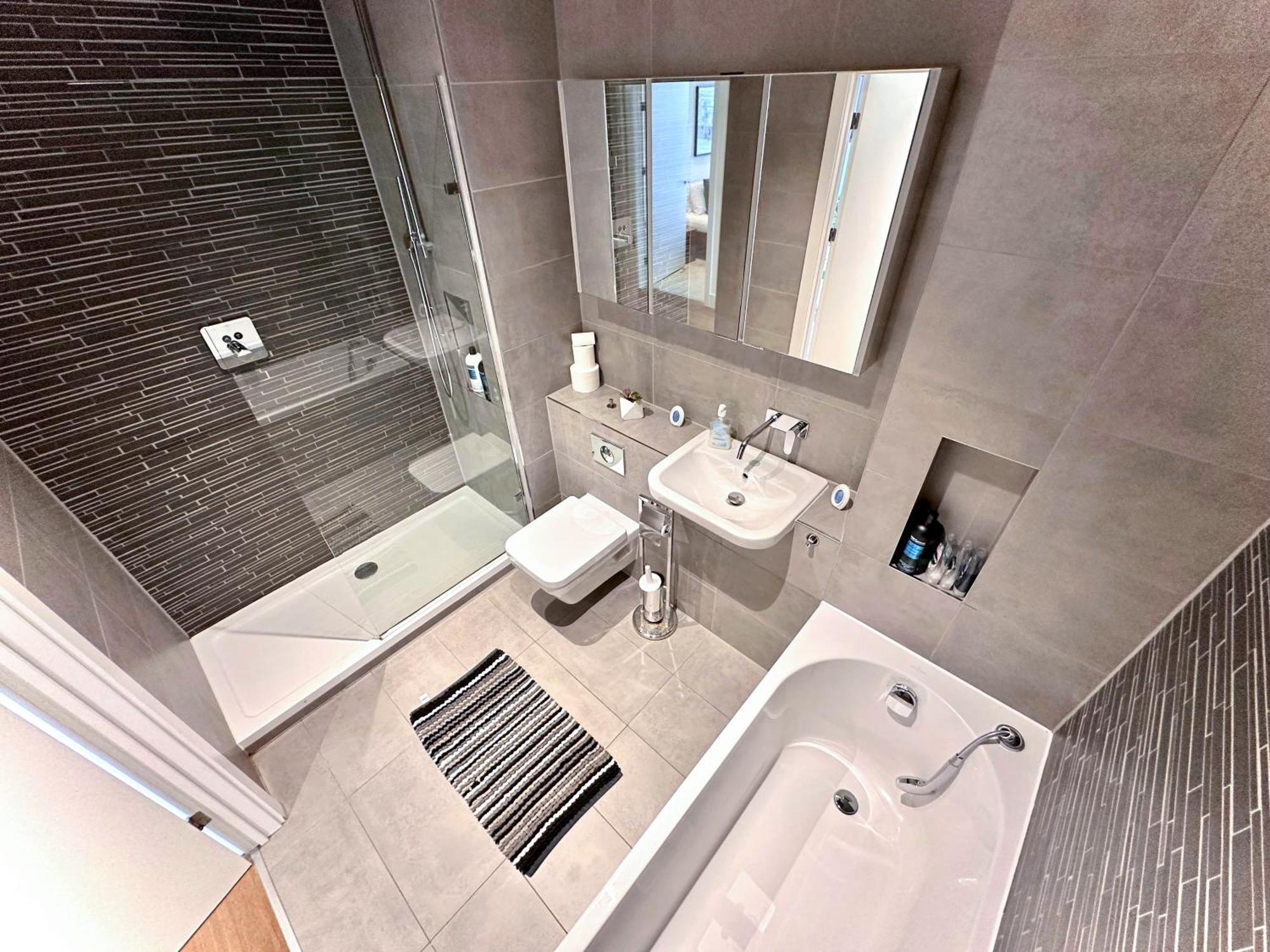 3 Bedroom Penthouse With Private Terrace, Battersea, Nine Elms Apartment