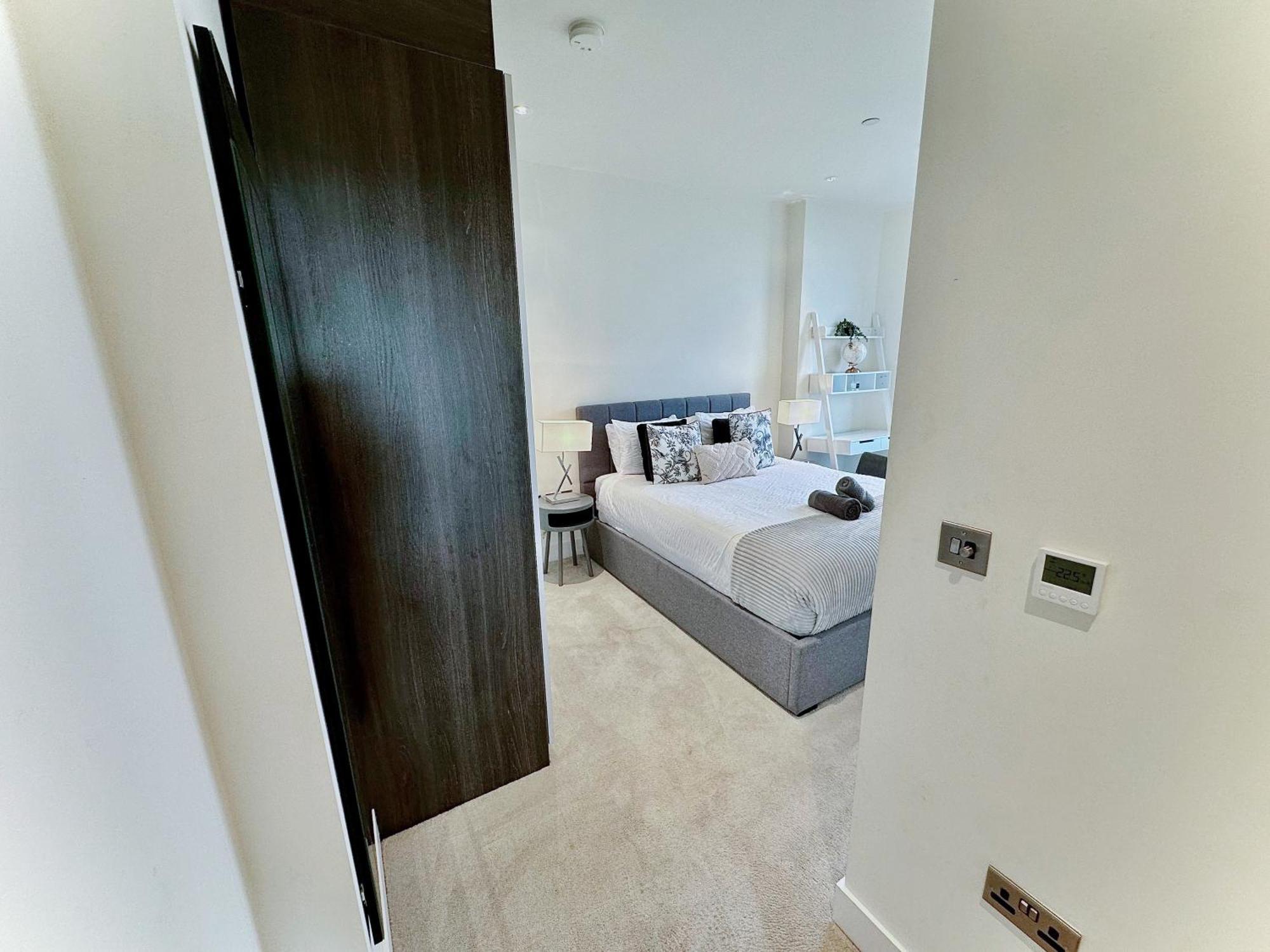 3 Bedroom Penthouse With Private Terrace, Battersea, Nine Elms *
