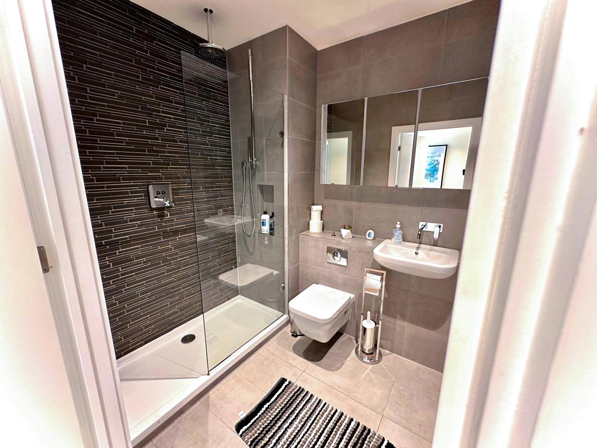 3 Bedroom Penthouse With Private Terrace, Battersea, Nine Elms Apartment *