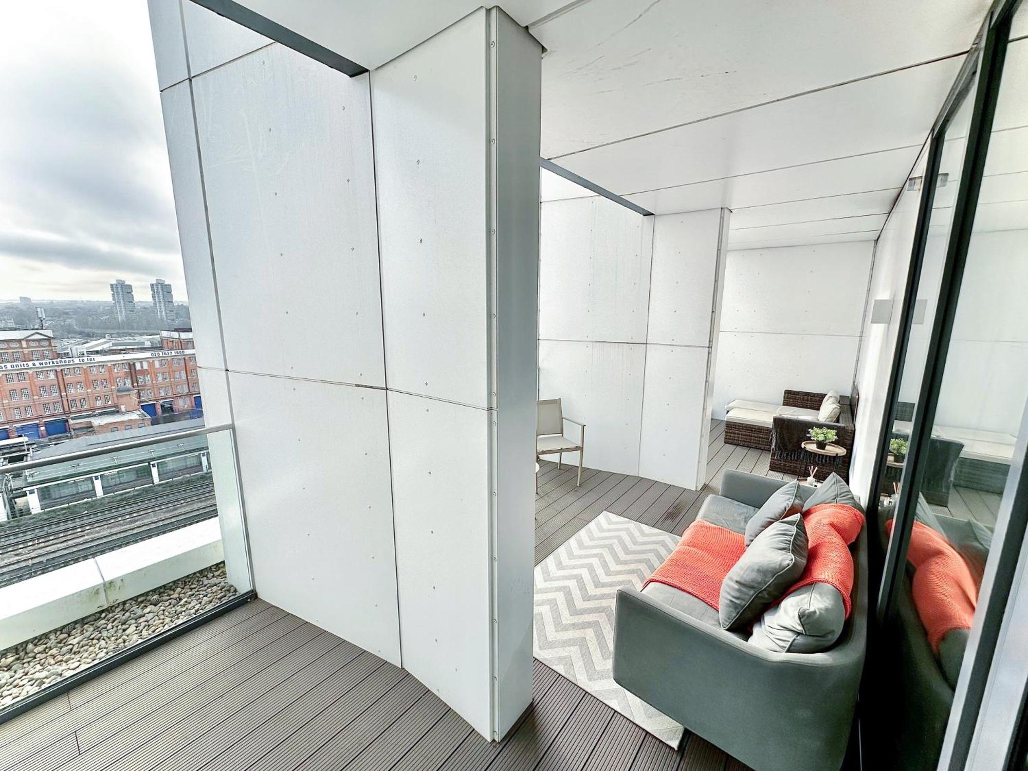 3 Bedroom Penthouse With Private Terrace, Battersea, Nine Elms Apartment