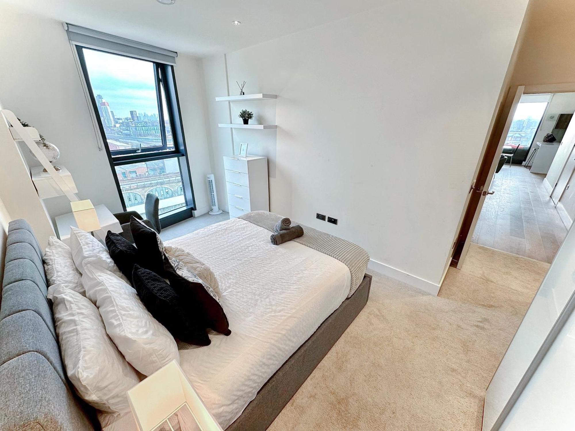 3 Bedroom Penthouse With Private Terrace, Battersea, Nine Elms Apartment *