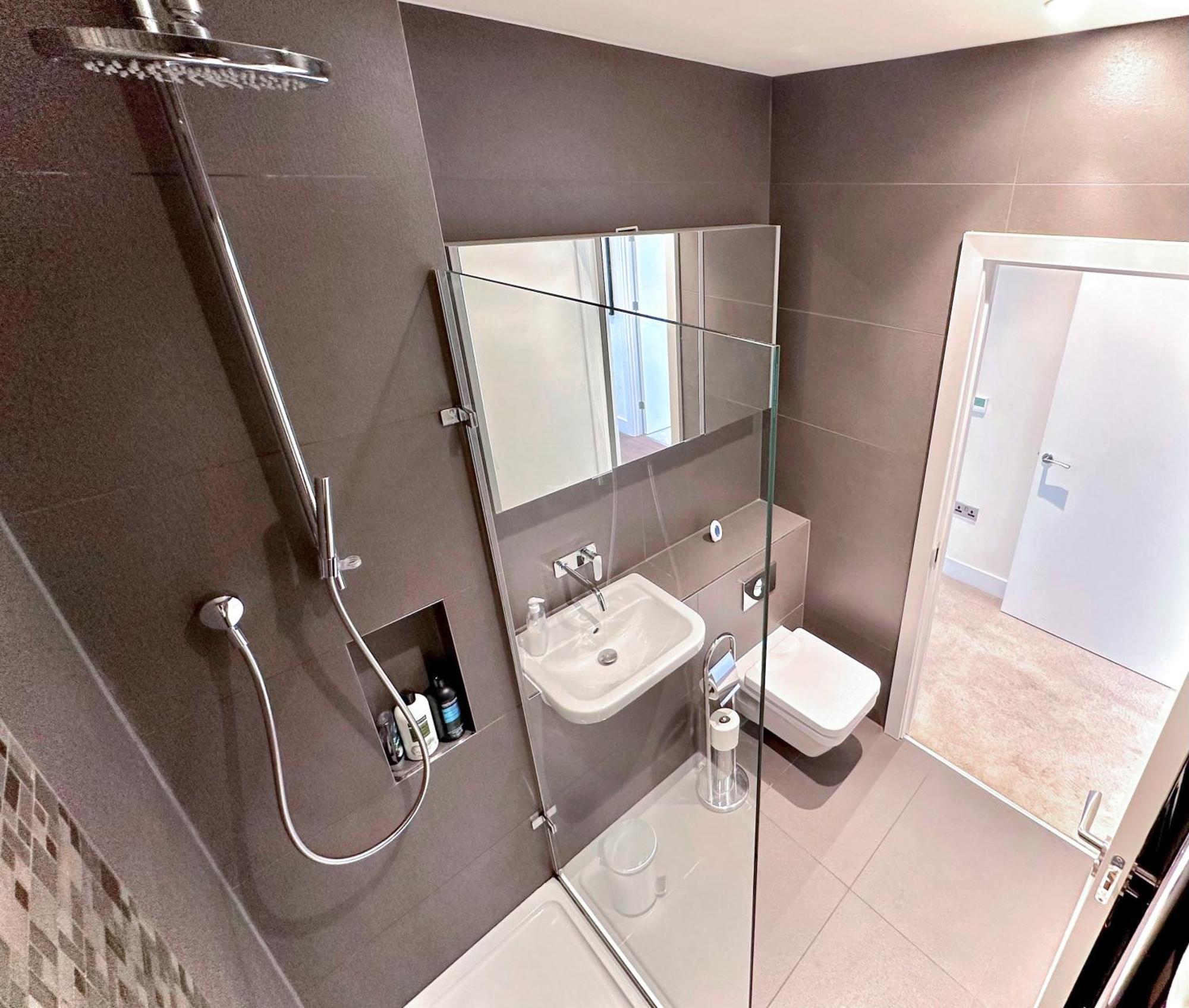 3 Bedroom Penthouse With Private Terrace, Battersea, Nine Elms * London