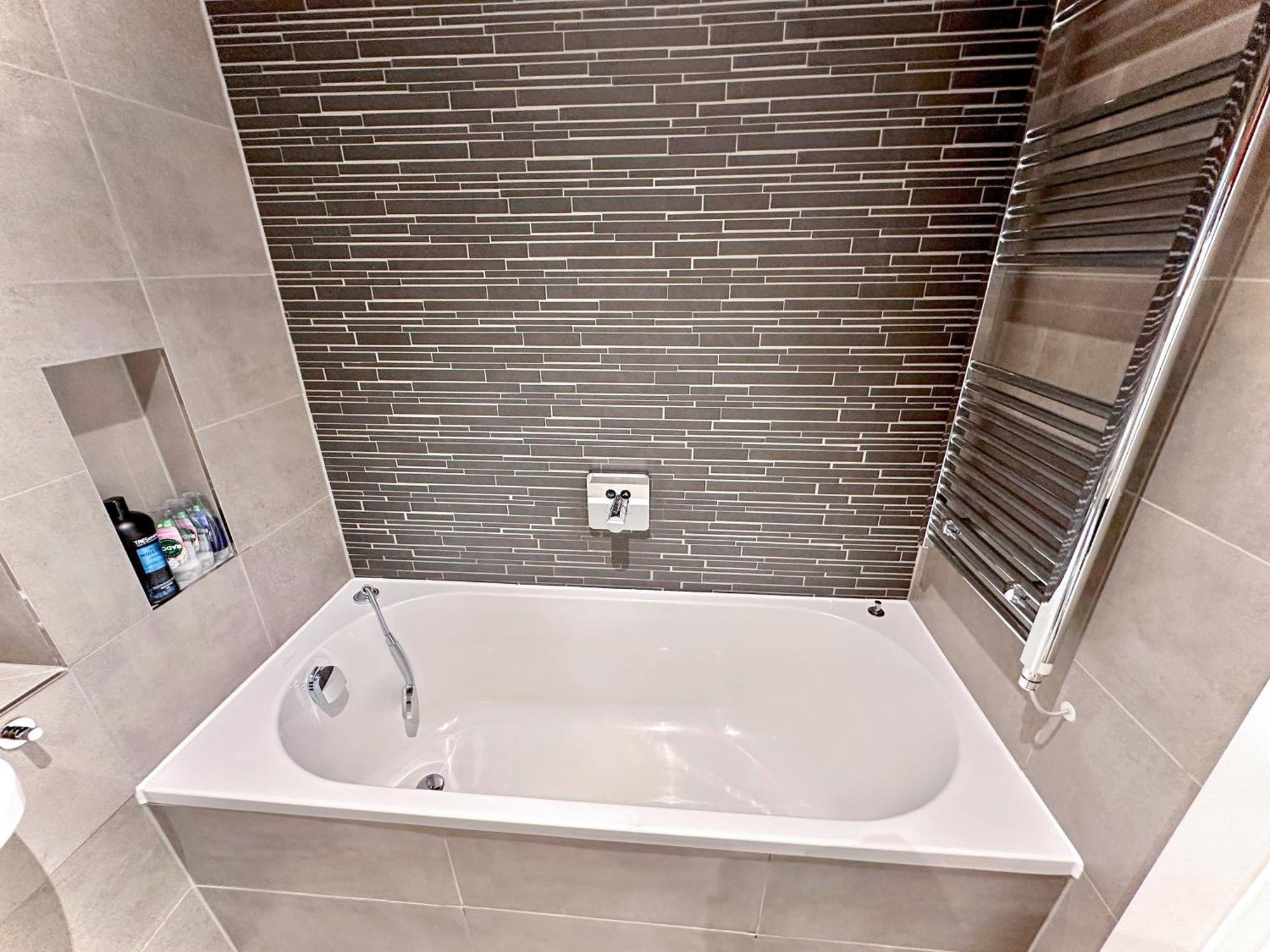 3 Bedroom Penthouse With Private Terrace, Battersea, Nine Elms Apartment *