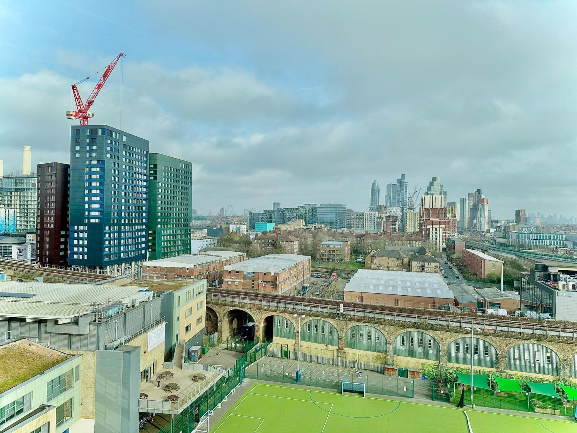3 Bedroom Penthouse With Private Terrace, Battersea, Nine Elms Apartment