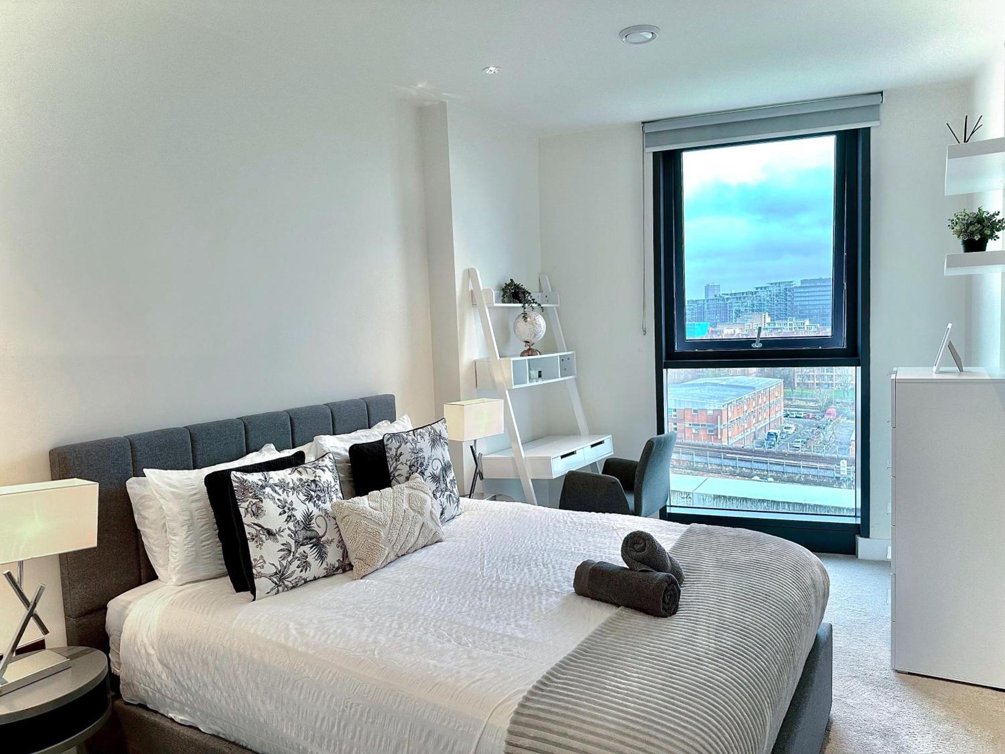 Apartment 3 Bedroom Penthouse With Private Terrace, Battersea, Nine Elms *