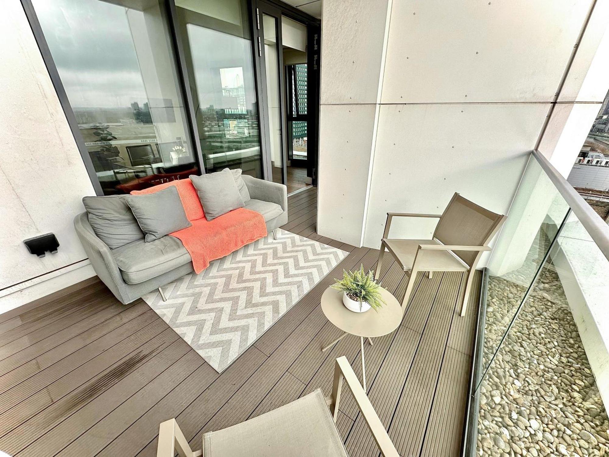3 Bedroom Penthouse With Private Terrace, Battersea, Nine Elms Apartment London